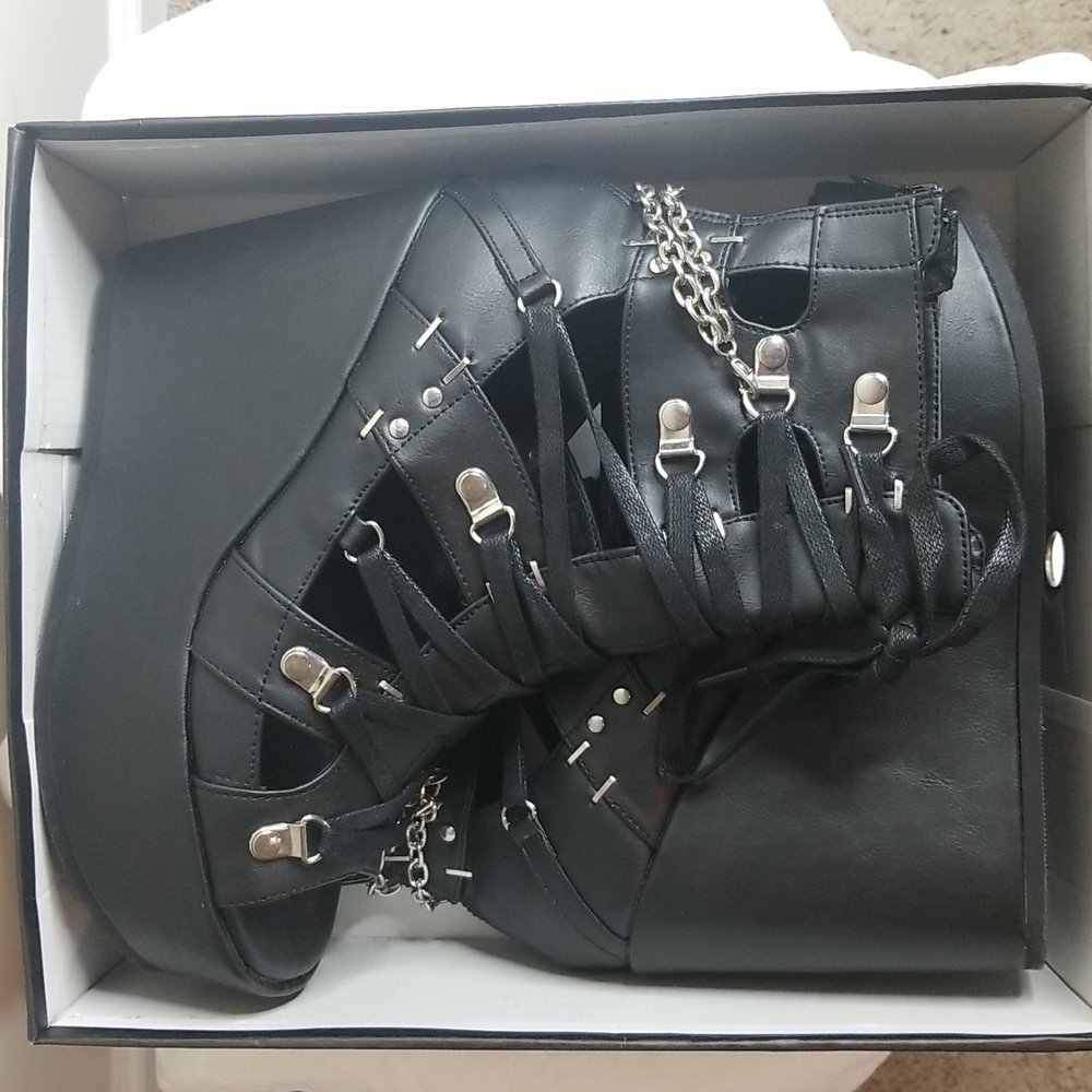Shoes - Picture 5 of 6